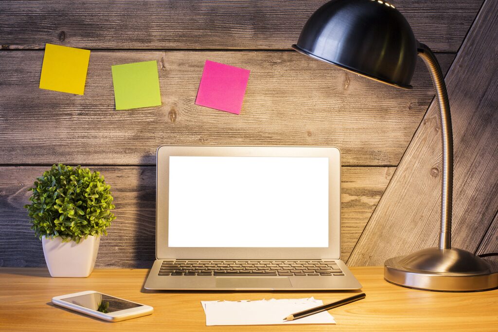 Laptop auf Schreibtisch